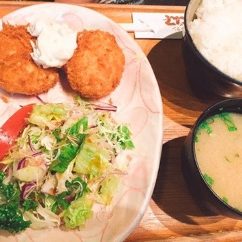 カニコロッケ定食(じんで )