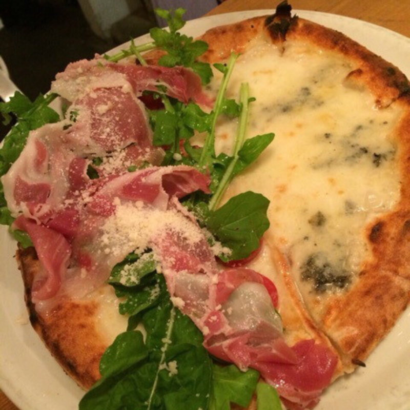 マルガリータ 生ハム・ルッコラをのせて&クワトロフォルマッジ(スクニッツォ･ダ･シゲオ （Scugnizzo DA SHIGEO）)