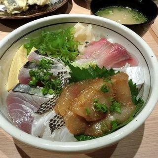 日替り5色丼(すし・魚処 のへそ 博多店)