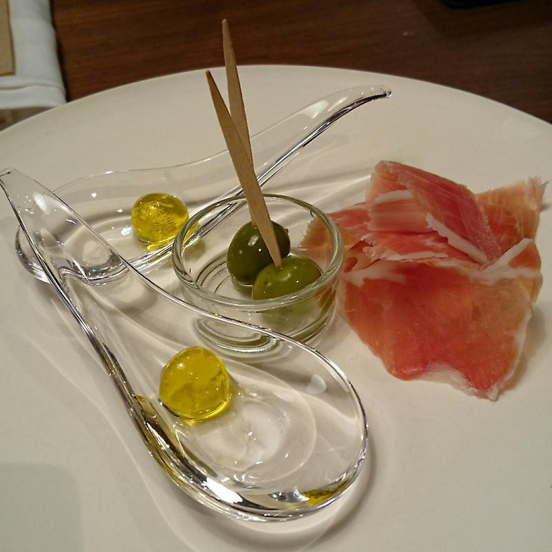 生ハムとオリーブオイルのキューブ(セララバアド)