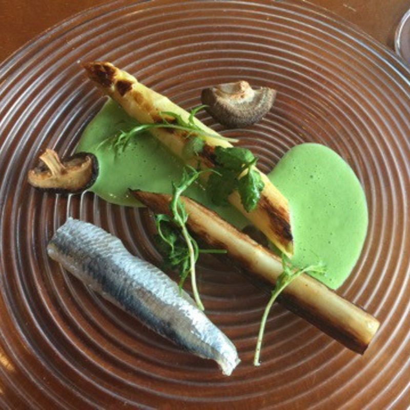ホワイトアスパラのソテー 蕪の葉のソース鰯の酢締め添え(タイマーカリフォルニアキッチン)