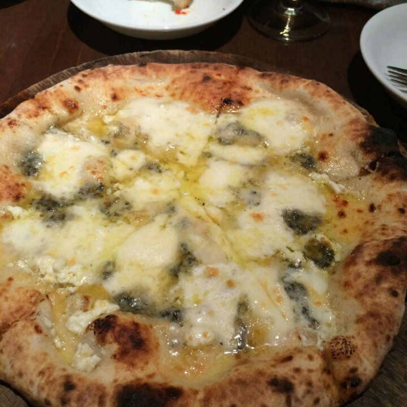 ピザクアトロフロマッジ(Diavolo e Bambina)