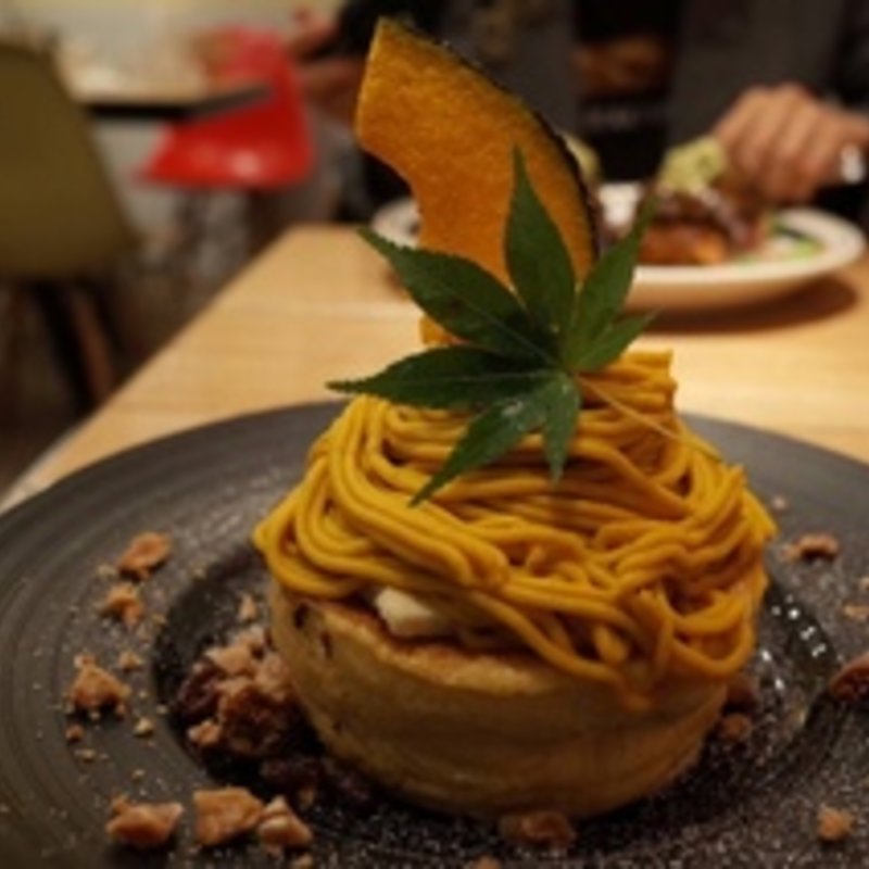 かぼちゃと紫芋のモンブランパンケーキ(OC DINING)