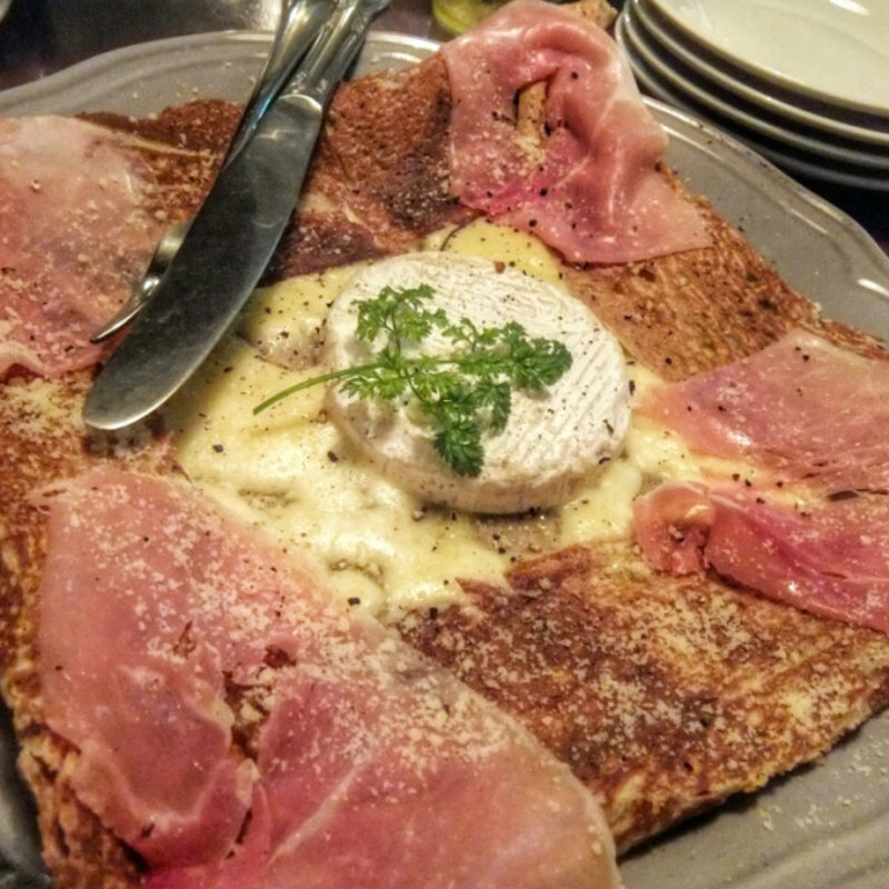 カマンベールと生ハムのガレット(ドゥー・クルール （DEUX couleurs）)