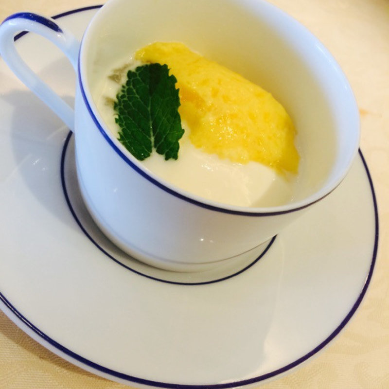 杏仁豆腐とマンゴープリン(トゥーランドット游仙境)