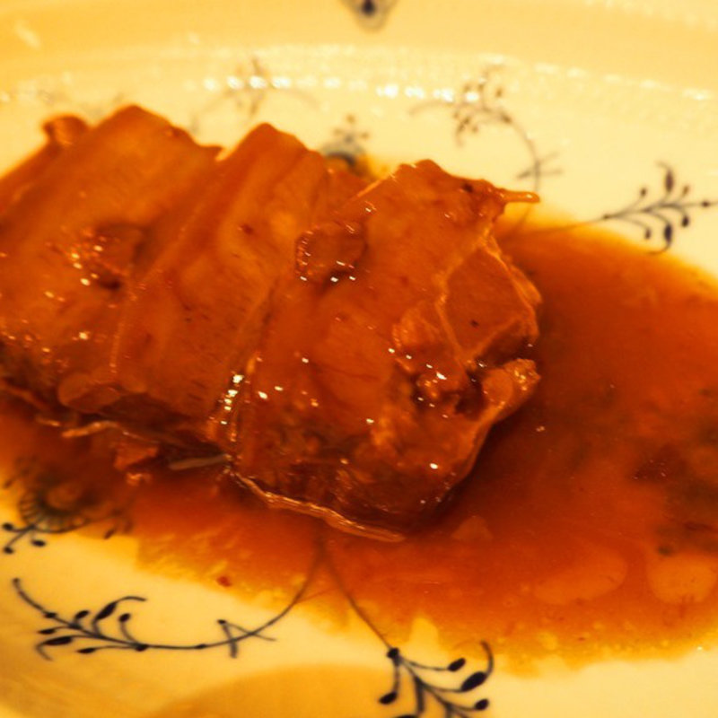 豚バラとろとろ煮込み　蒸しパン添え(トゥーランドット 臥龍居)