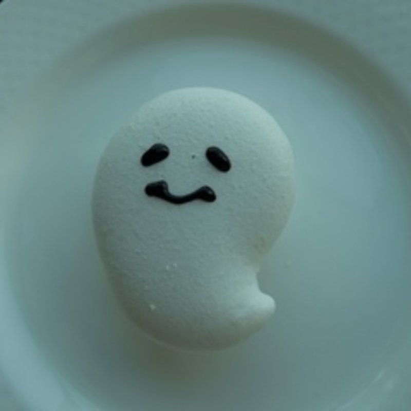 カシスのゴーストマカロン(チャイナブルー)