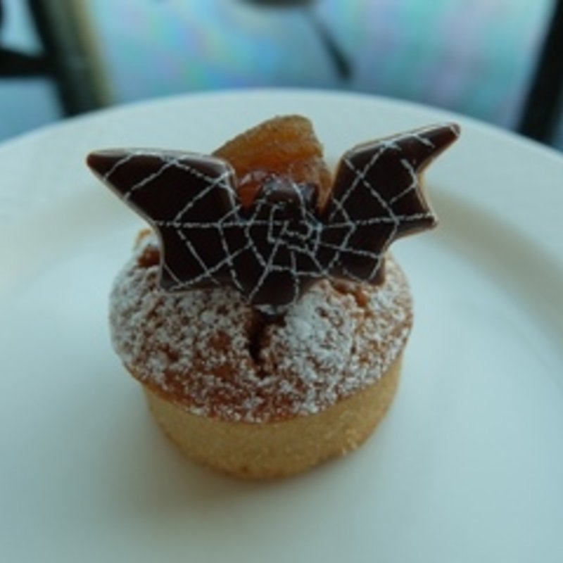 マロンとコウモリのケーキ(チャイナブルー)