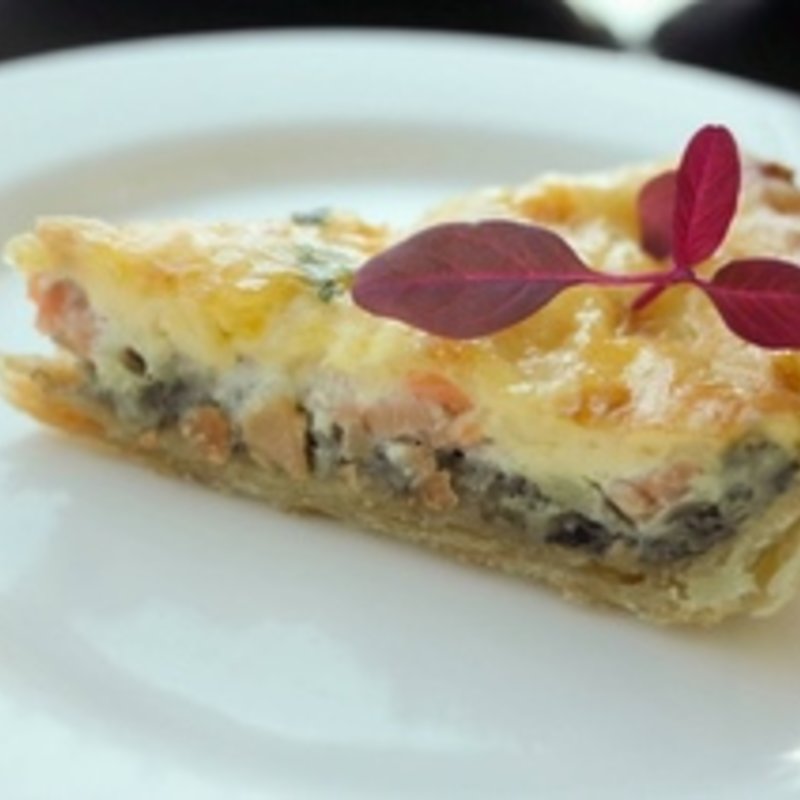 秋鮭と茸のデュクセルのキッシュ(チャイナブルー)