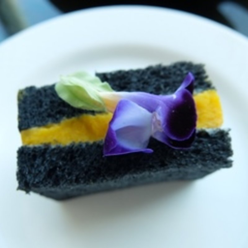 竹炭ブレッドとパンプキンサラダのサンドウィッチ(チャイナブルー)