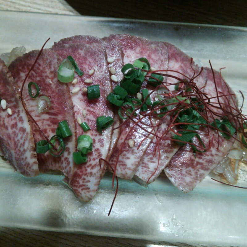 馬タンの炙りたたき(渋谷っ子居酒屋 とととりとん)