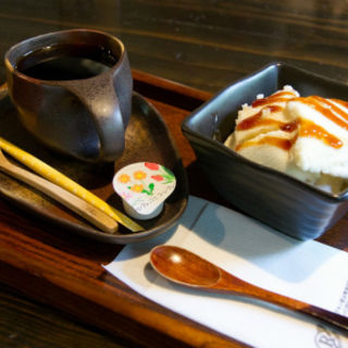 豆腐アイスとコーヒーのセット(となりの岡本)