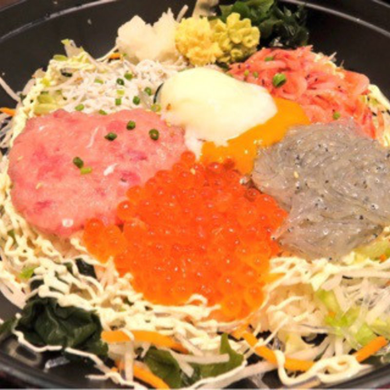 生しらすたっぷり5色丼(とびっちょ)