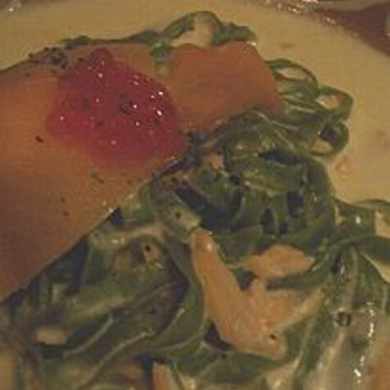 スモークサーモンといくらのほうれん草入りフィトチーネ(パスタパスタ)