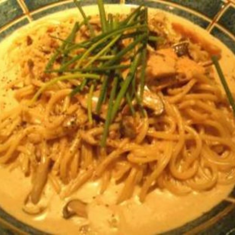 スモークしたノルウェーサーモンと木の子（ポルチーニ茸入り）のクリームソース(パスタパスタ)