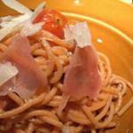 季節野菜と生ハム・パルミジャーノチーズのトマト色スパゲッティ