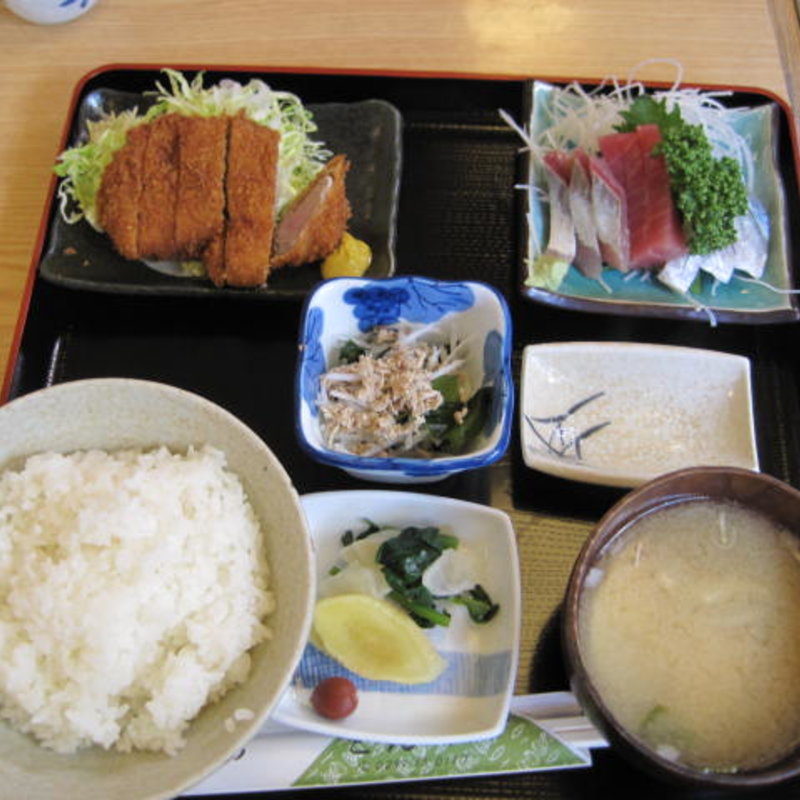 ヒレカツ・刺身定食(とんかつ　とん平)