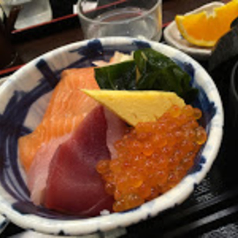 三色丼(どん辰 （ドンタツ）)