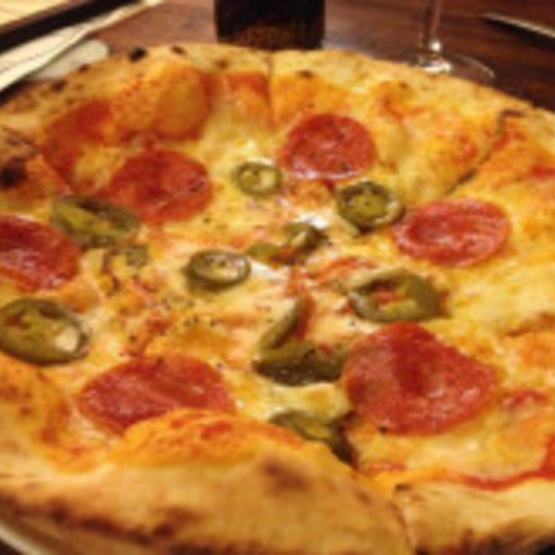 生ハムと半熟玉子のピッツァ(nico 新宿店)