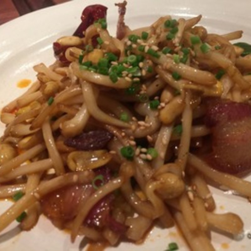 ピーナッツもやしと自家製発酵ベーコンの炒め物(ナポレオン フィッシュ （Napoleon Fish）)