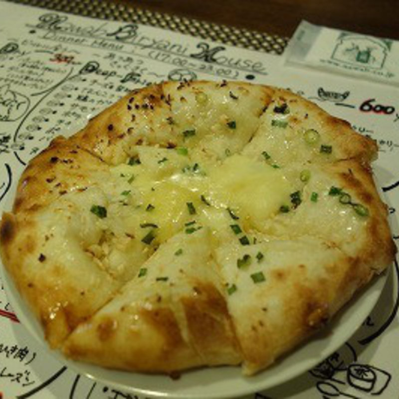 チーズパン（クルチャ）(ナワブ ビリヤニハウス)