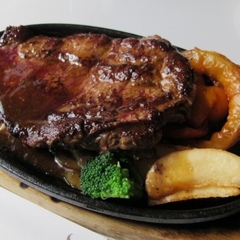 メガランプステーキ+ライス+セット（サラダバー、スープバー）(にぐるまやダイニング)