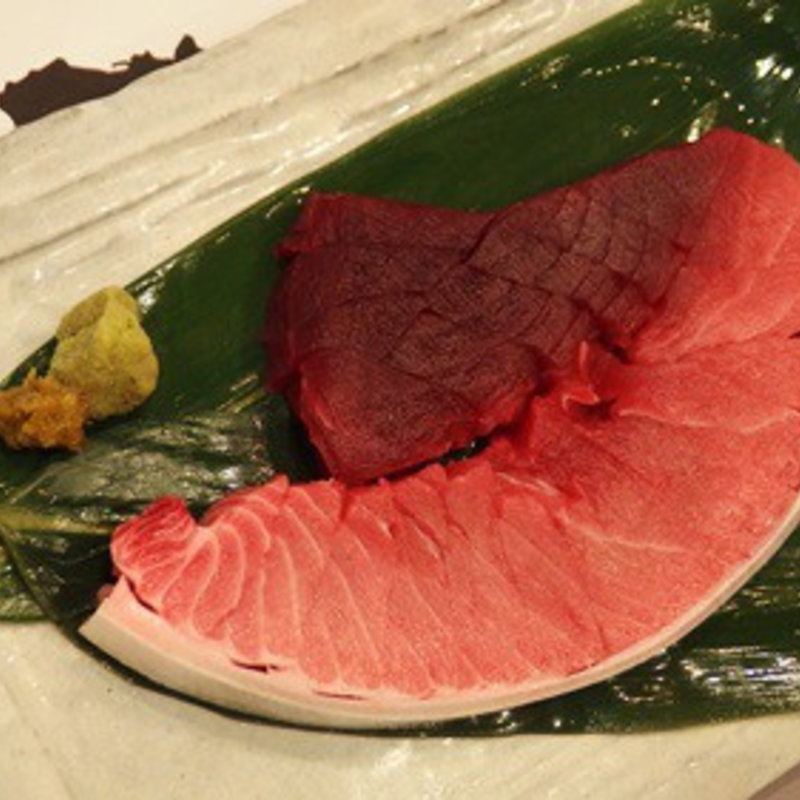 ミナミまぐろ　断面切り一枚刺し(ニッポンまぐろ漁業団新橋店)