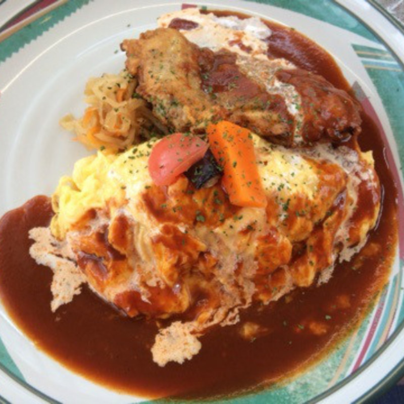 ふわふわオムライスとチキンの盛り合わせ(にんじん・なす・とまと)