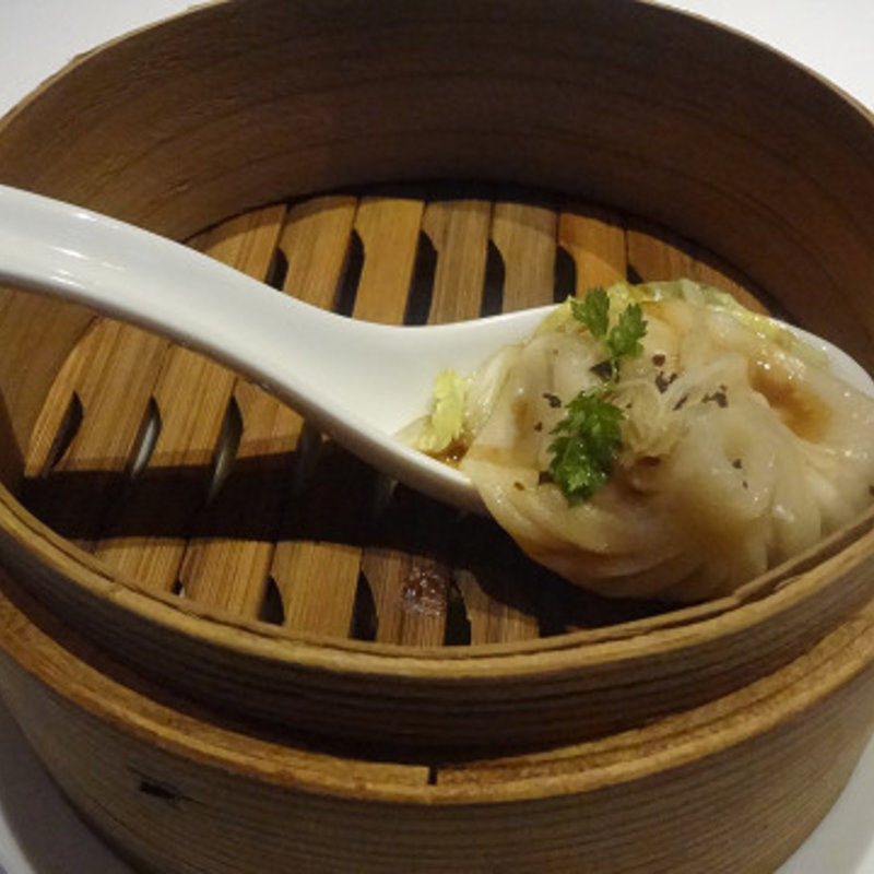 小龍包 ～トリュフの香りとフォアグラソースで～(ヌーベルシノワ醐杜羽)