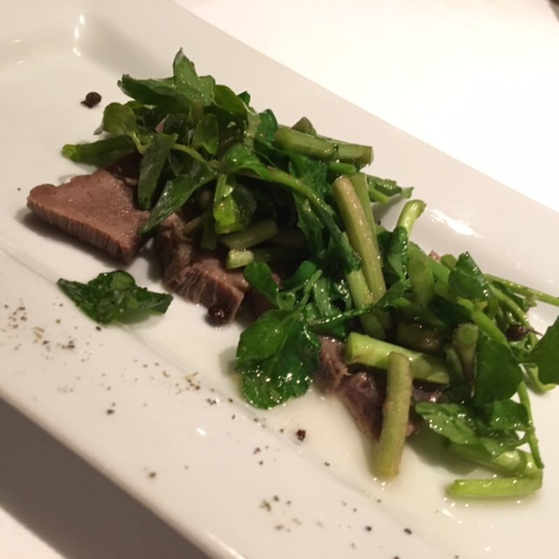 柔らかい牛タンとクレソンのサラダ仕立て(ヌーベルシノワ醐杜羽)