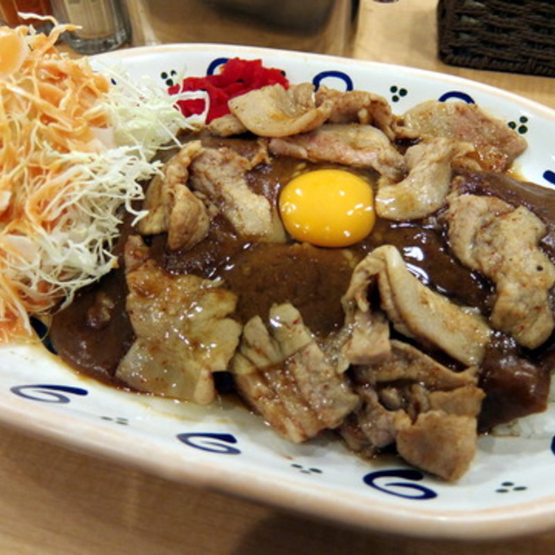 スタミナカレー（生玉子・キャベツ）(スタミナカレーの店 バーグ 吉野町店)