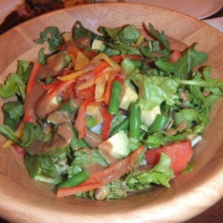 アボカドと１６種類のグリーンサラダ(ハース （Hearth）)