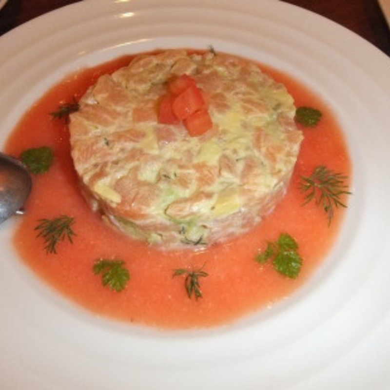 サーモンとアボカドのタルタル (ハース （Hearth）)