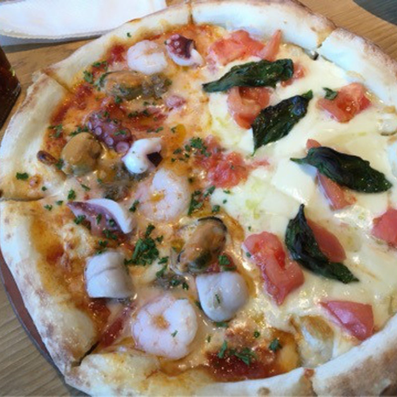 マルゲリータとボンゴレのハーフ&ハーフ(バール・コングレッソ （BAR CONGRESSO）)