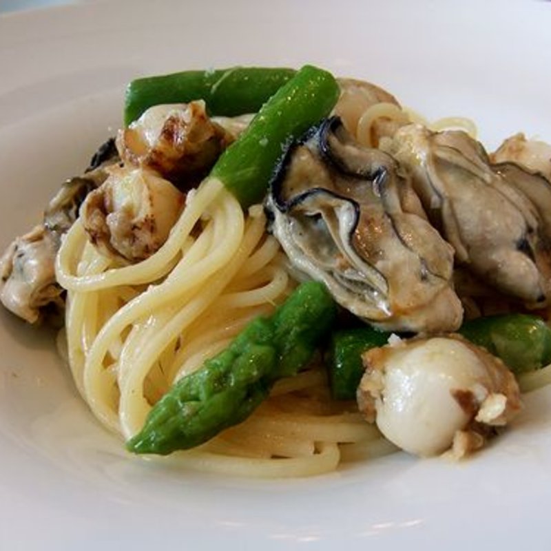 牡蠣とベビーホタテ、アスパラのぺぺロンチーノ(レカイエ オイスターバー JR博多シティ店)