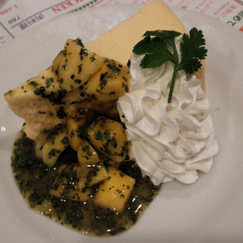 チーズケーキ　ﾏﾝｺﾞｰソースかけ(パクチージョーズ (PHAKCHI JO'S))