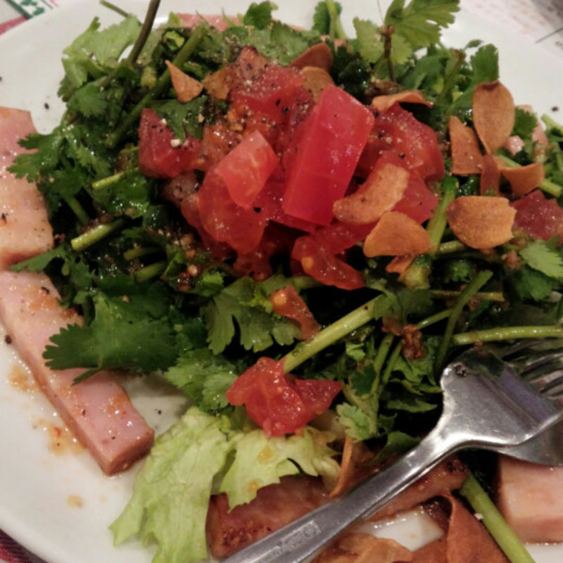 トマトとベーコンとたっぷりパクチーのサラダ(パクチージョーズ (PHAKCHI JO'S))