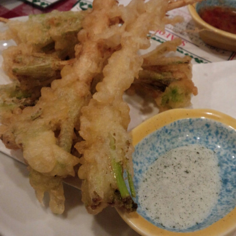 根っこのパクチーの天ぷら(パクチージョーズ (PHAKCHI JO'S))
