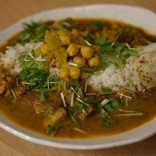 チキンカレーとキーマカレーのあいがけ(curry phakchi(パクチー))