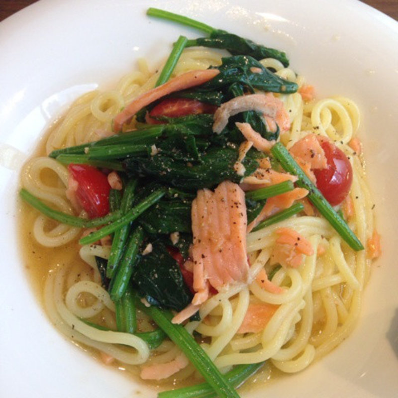 スープとヒヨコ豆のサラダにパンがつくお得なセット(パスタンティーコ (PASTANTICO))