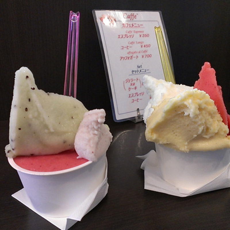 ミルクと坂根さんのいちごとへーゼルナッツ3種類(パティスリー ジェラテリア ミカ マーレ （Pasticceria Gelateria Mica Male）)