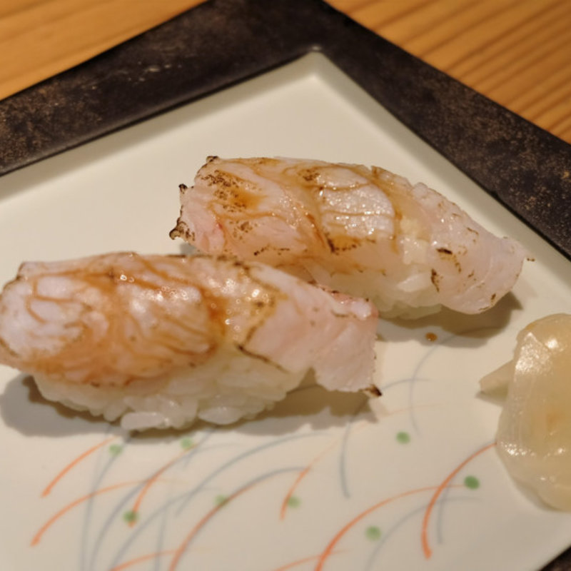 クエの炙り握り(寿司はせ川 心斎橋本店)