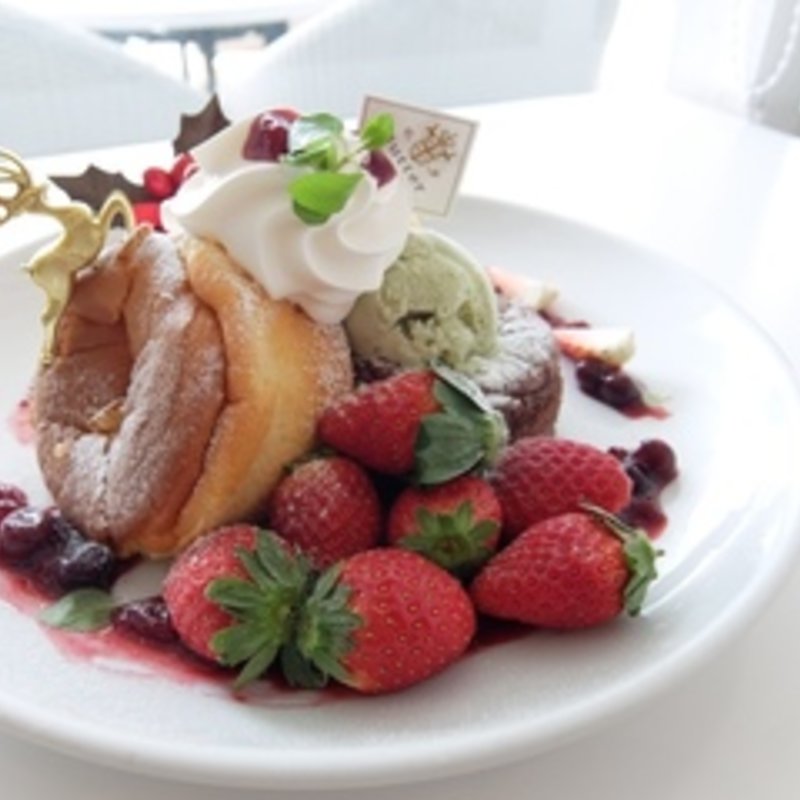 2色のふわふわスフレパンケーキいちごたっぷりクリスマススタイル(Butter ららぽーと豊洲店)