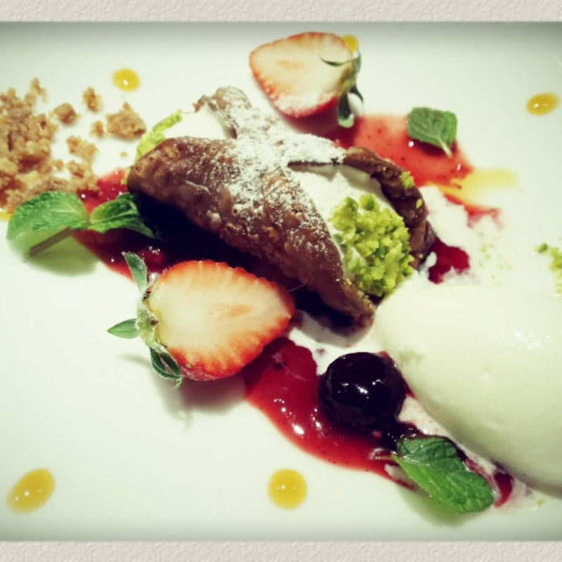 イチゴのカンノーリ　ミックスベリーのサルサ　ミルクジェラート添え(ハタケ青山 （HATAKE AOYAMA）)