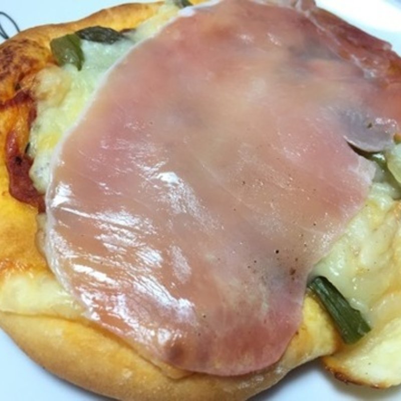 生ハムとアスパラのピザ(バックシュトゥーベ ツオップ （Backstube Zopf）)