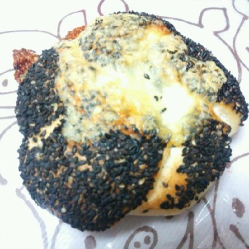 胡麻チーズベーグル（週替わり）(バックシュトゥーベ ツオップ （Backstube Zopf）)