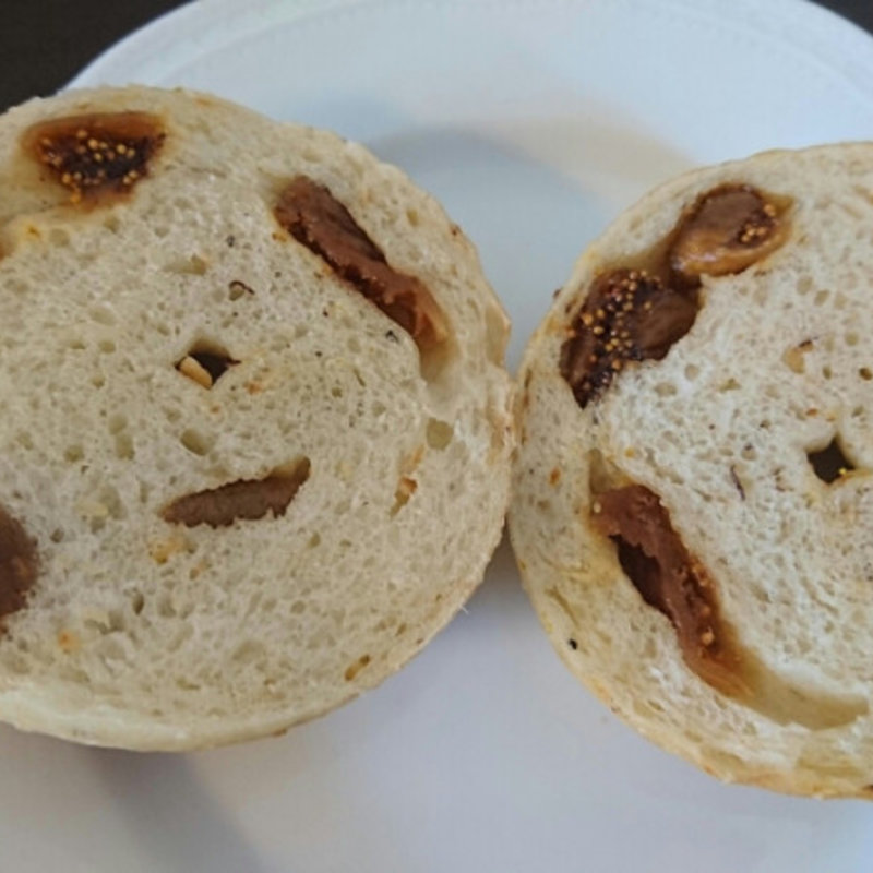 無花果とヘーゼルナッツ(Happy Camper Bagel)