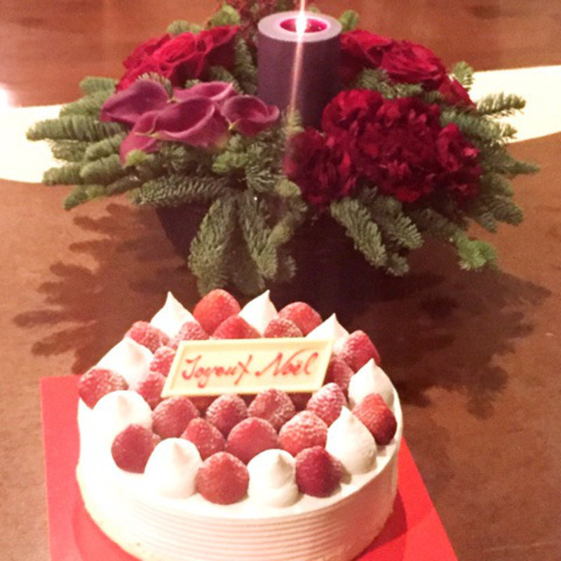 スーパーショートケーキのホール(ピエール・エルメ・パリ ホテルニューオータニ店)