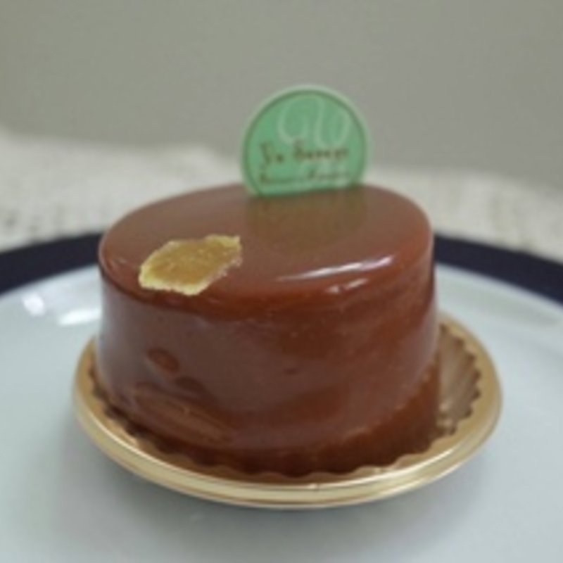 ミルクチョコレートムースにレモンと蜂蜜のクリームがはいったケーキ(パティスリー ユウ ササゲ)