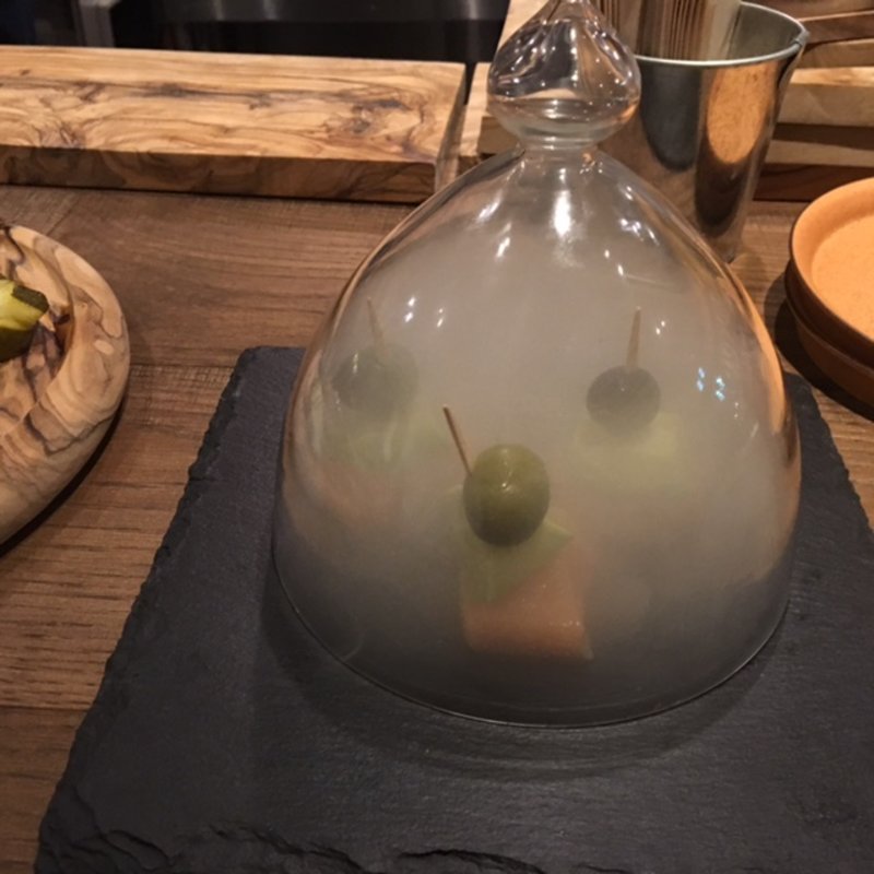 ノルウェーサーモンとアボカドの瞬間スモーク(ハナサキ ブッチャーズ ストア)